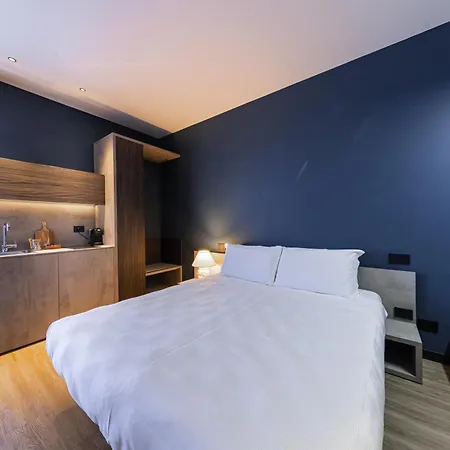 Nooria Sicilian Charme تْشيفالو