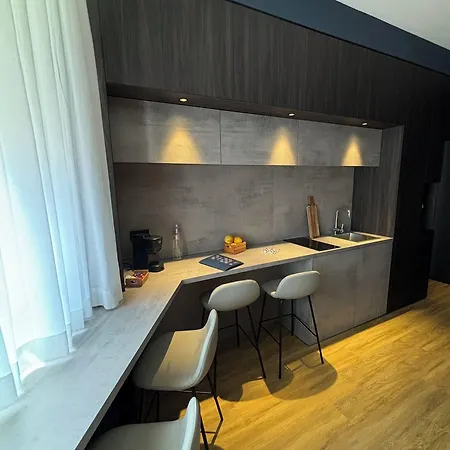 Nooria Sicilian Charme تْشيفالو